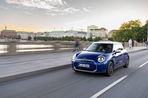 MINI Achieves Record EV Sales in 2023: Electrification on the Rise